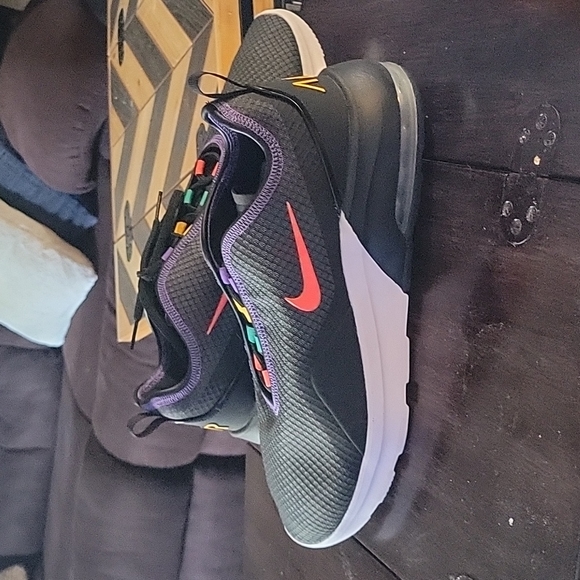 NWT Men's Nike Air Running Shoes Size 11.5. Air padded souls under heel, cozy. - Picture 2 of 5